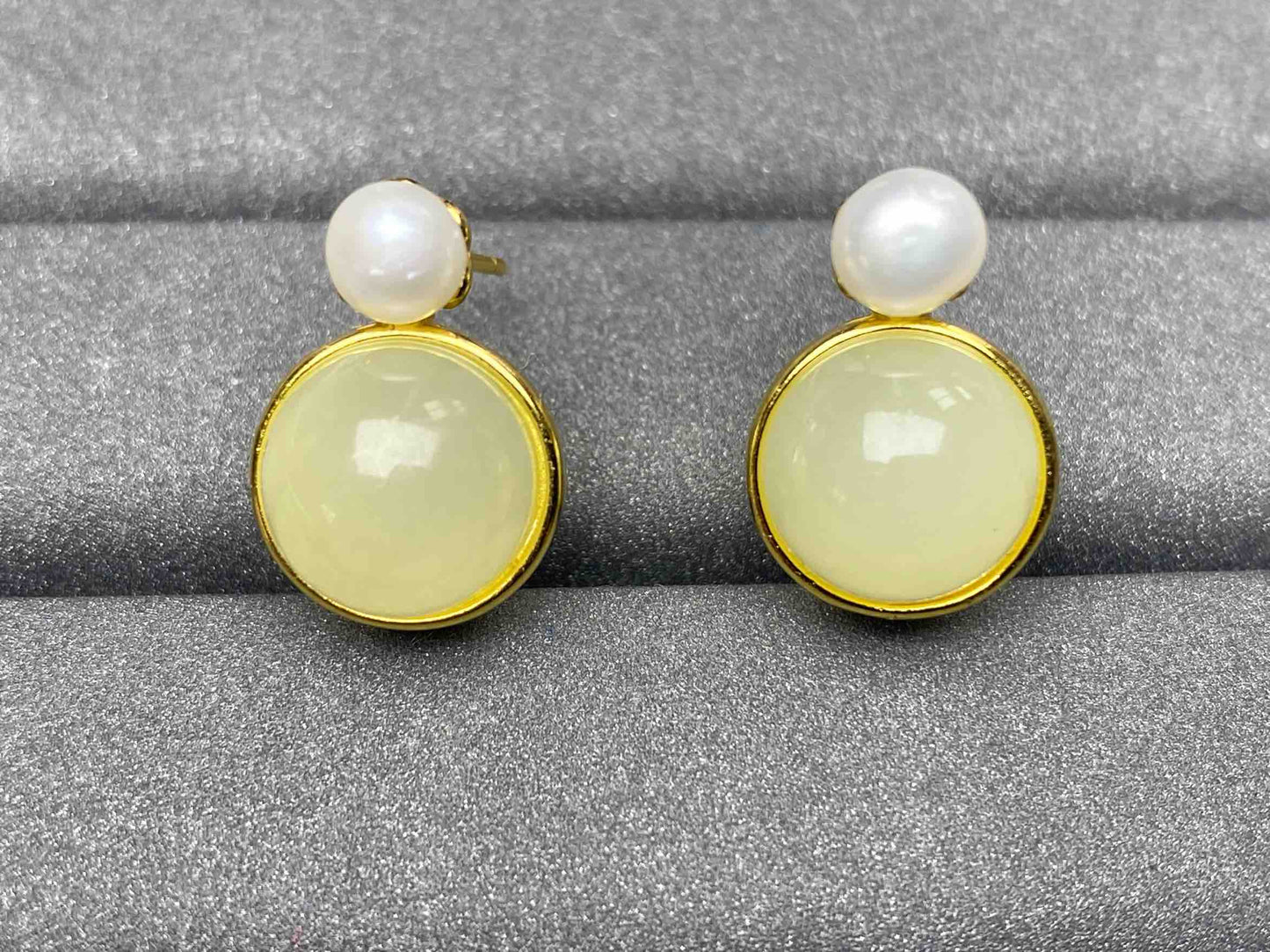 5608 He tian jade Earrings