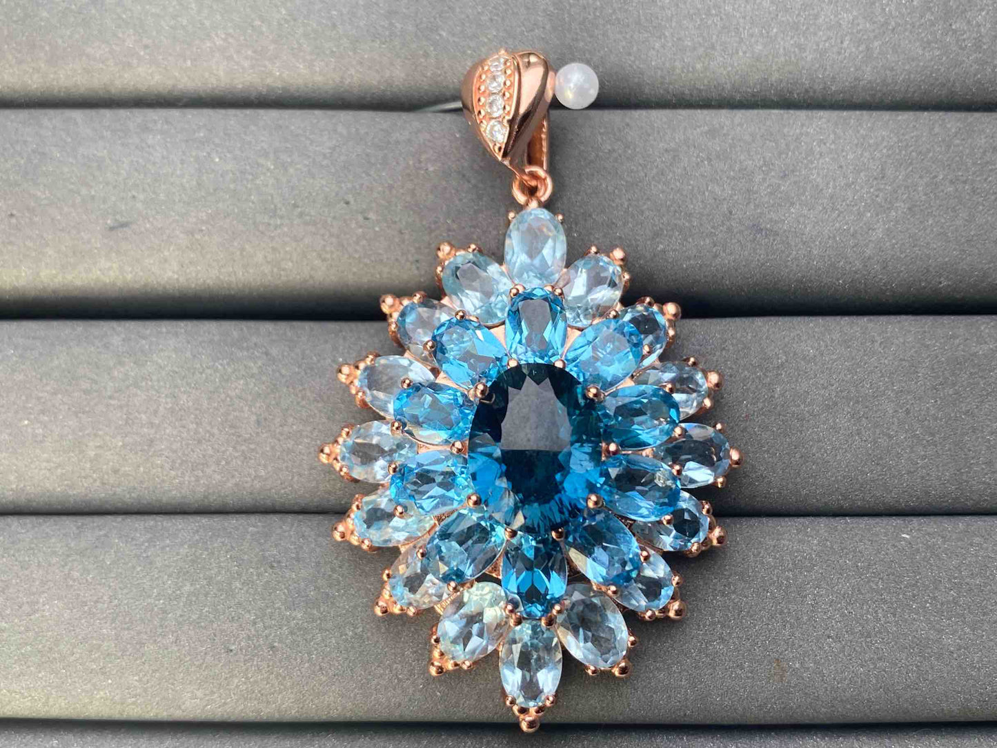A10425 Topaz Pendant