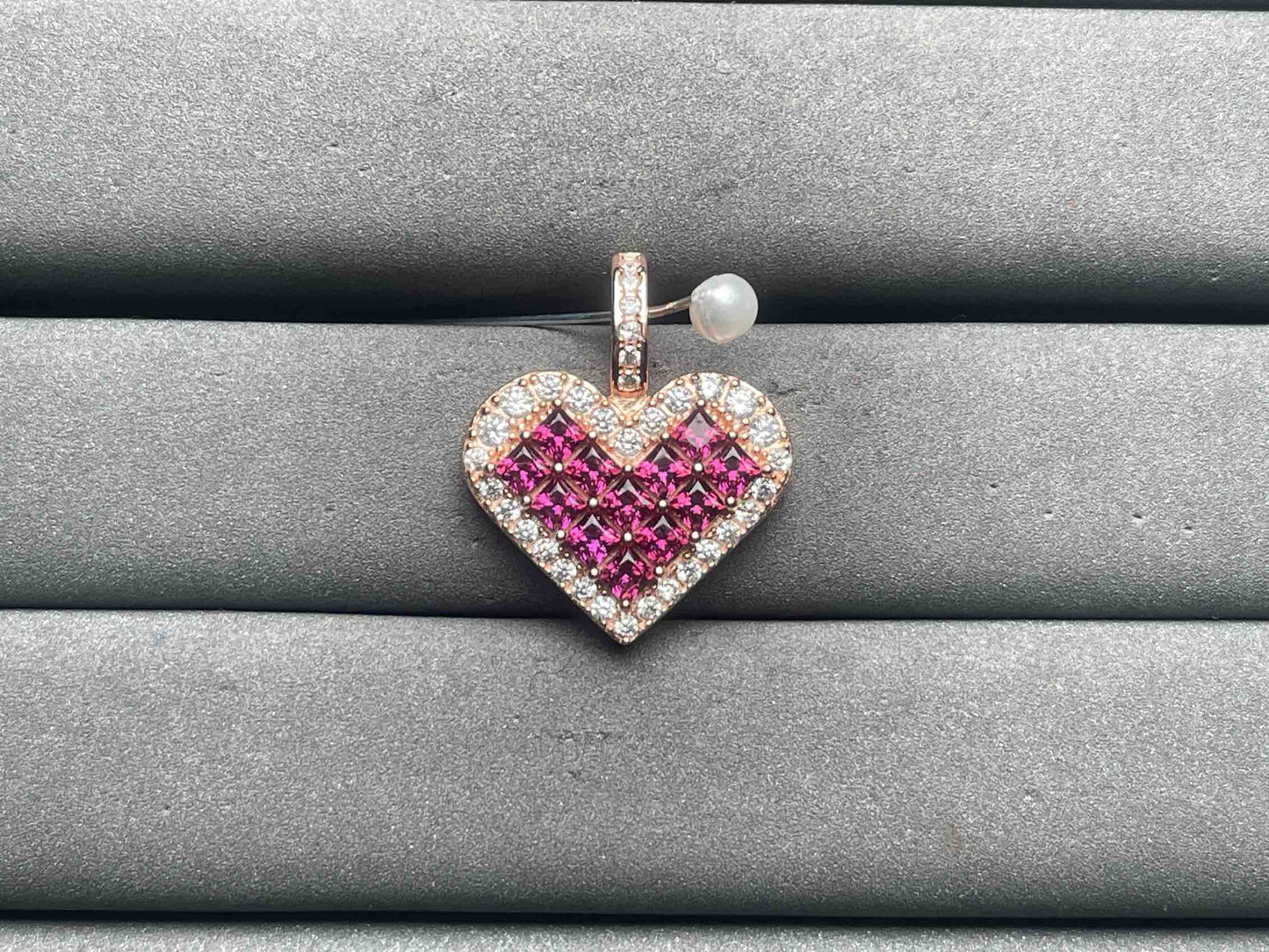 A10946 Garnet Pendant