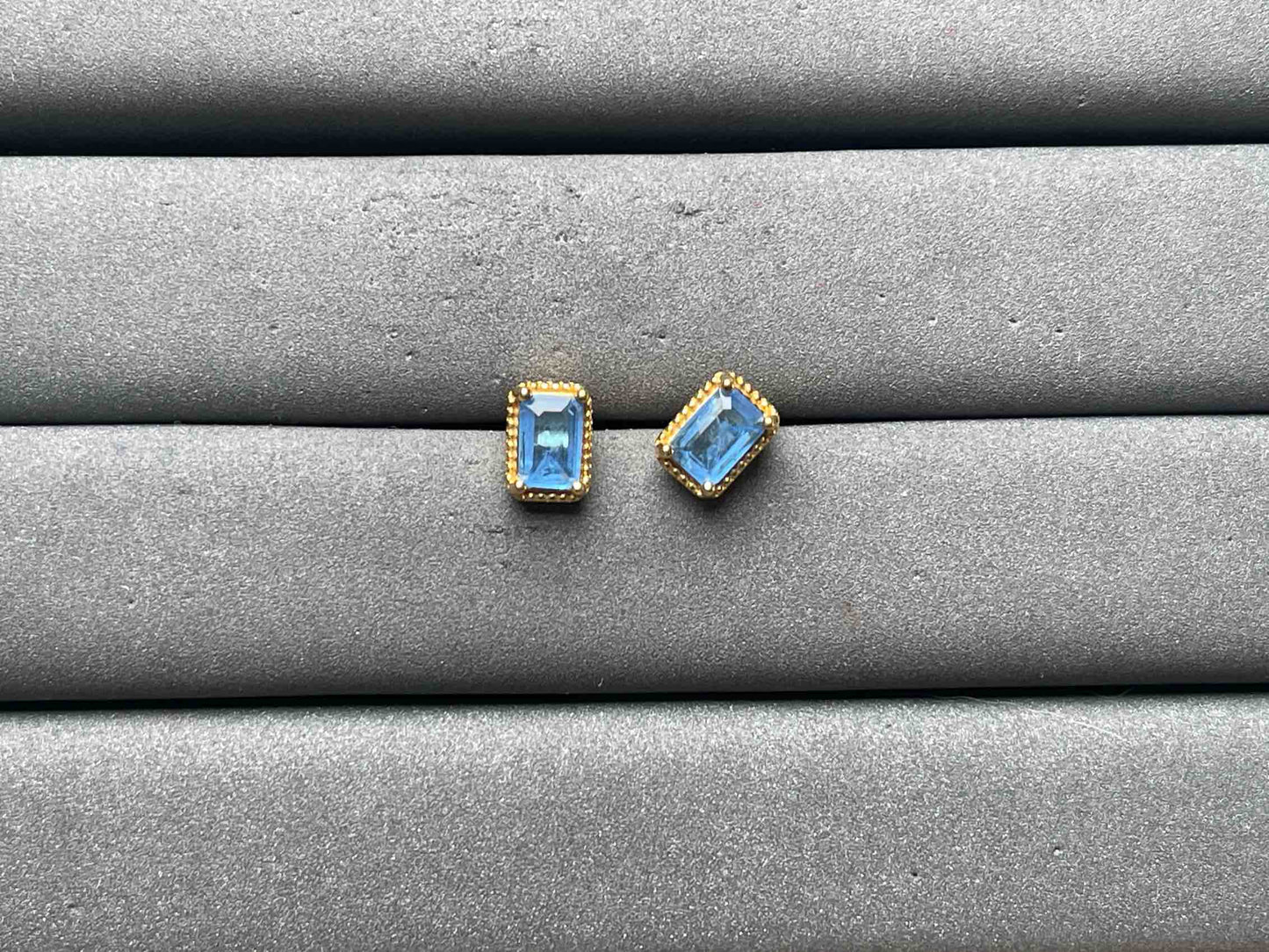 A11487 Color Changing Earrings