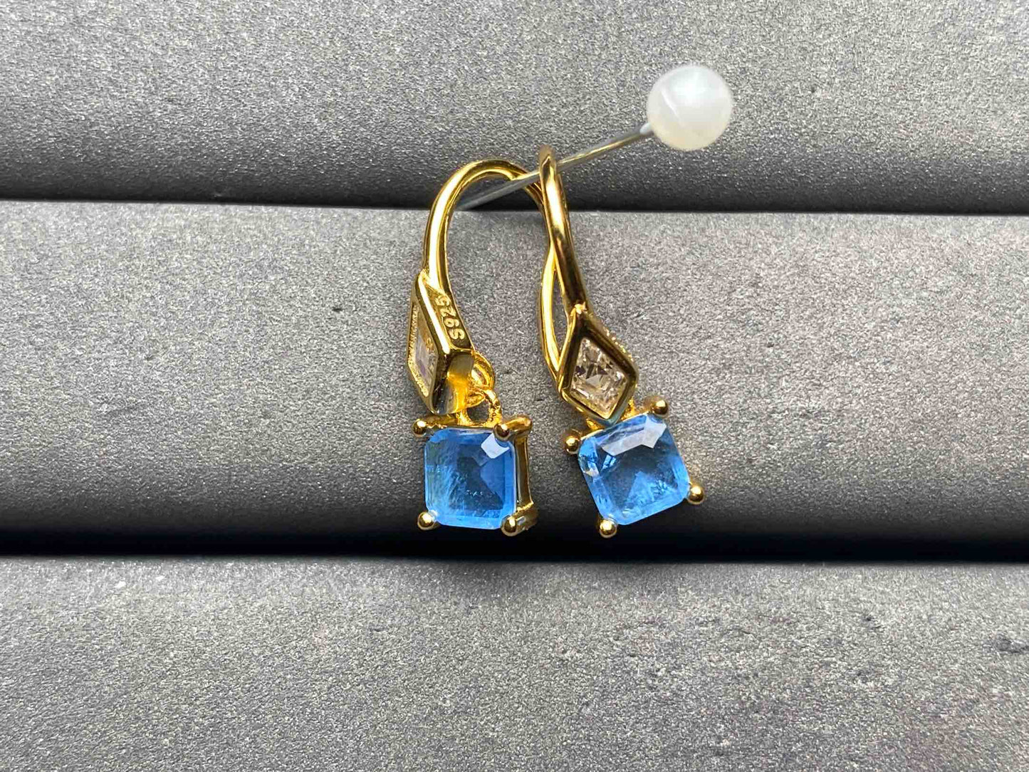 A12673 Color Changing Earrings