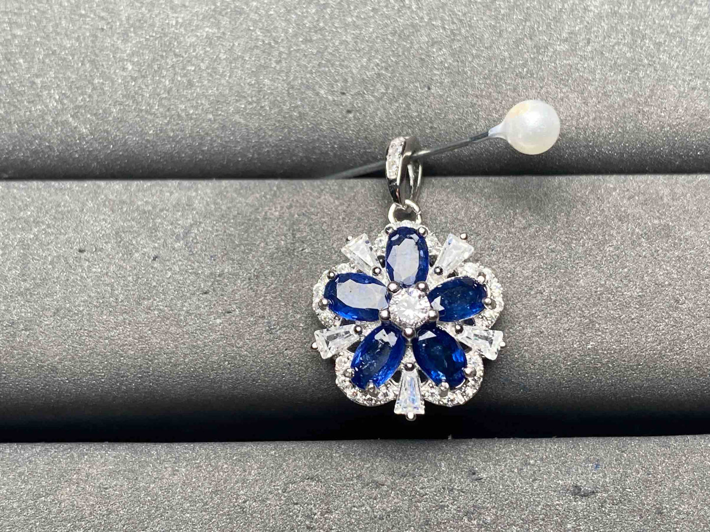 A13128 Sapphire Pendant