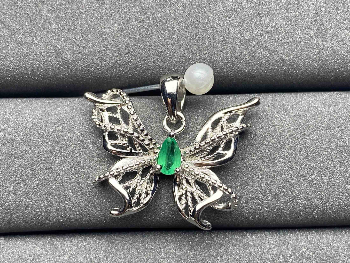 A138 Emerald Pendant