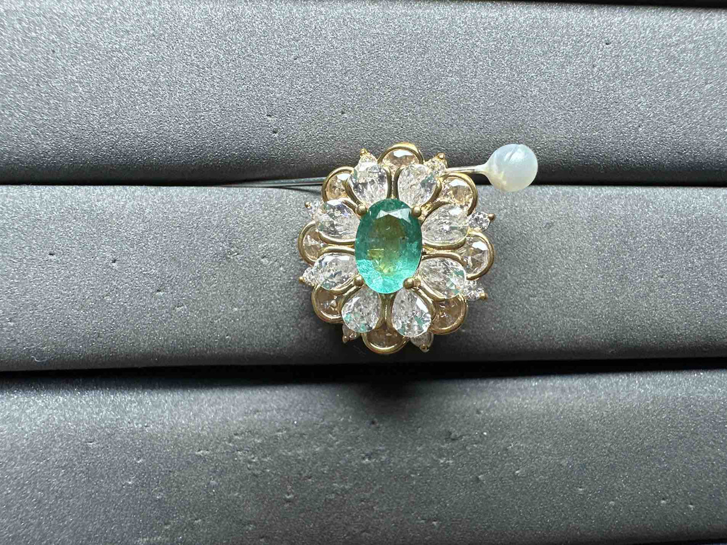 A14413 Emerald brooch