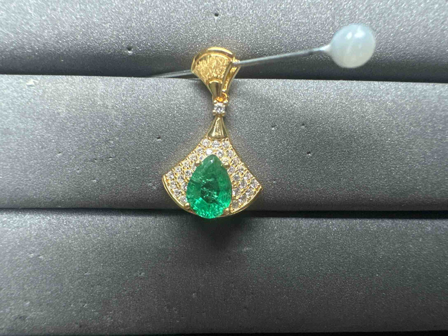 A14939 Emerald Pendant