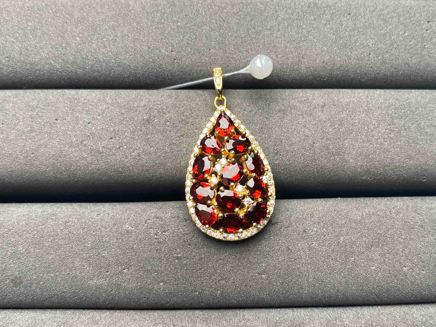 A15656 Garnet Pendant
