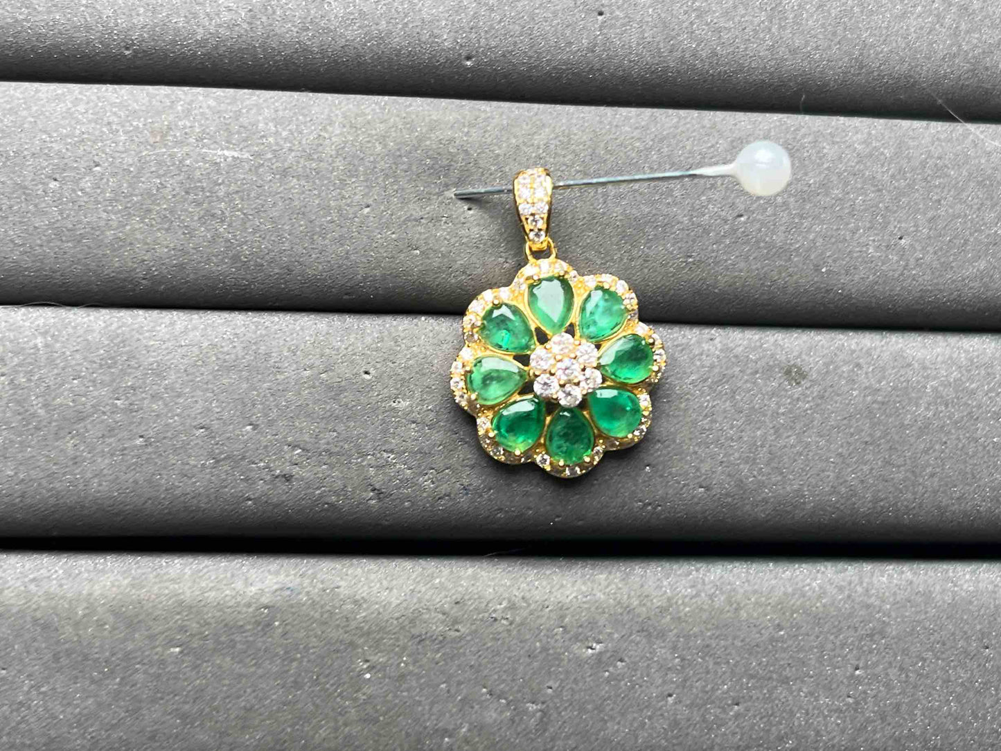 A15865 Emerald Pendant