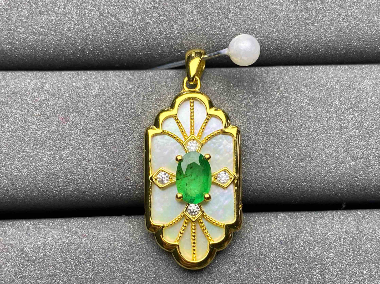A1608 Emerald Pendant