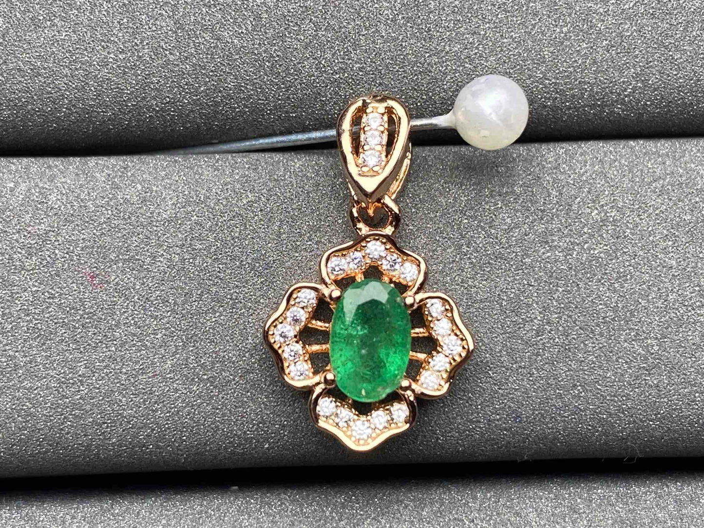A1610 Emerald Pendant