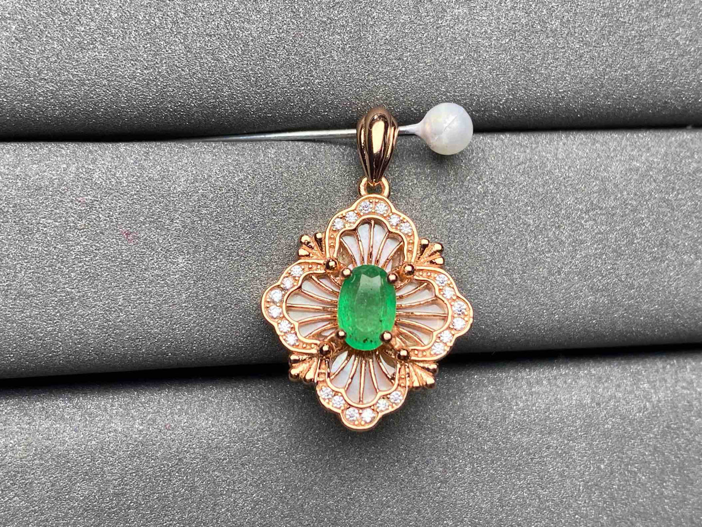 A1642 Emerald Pendant