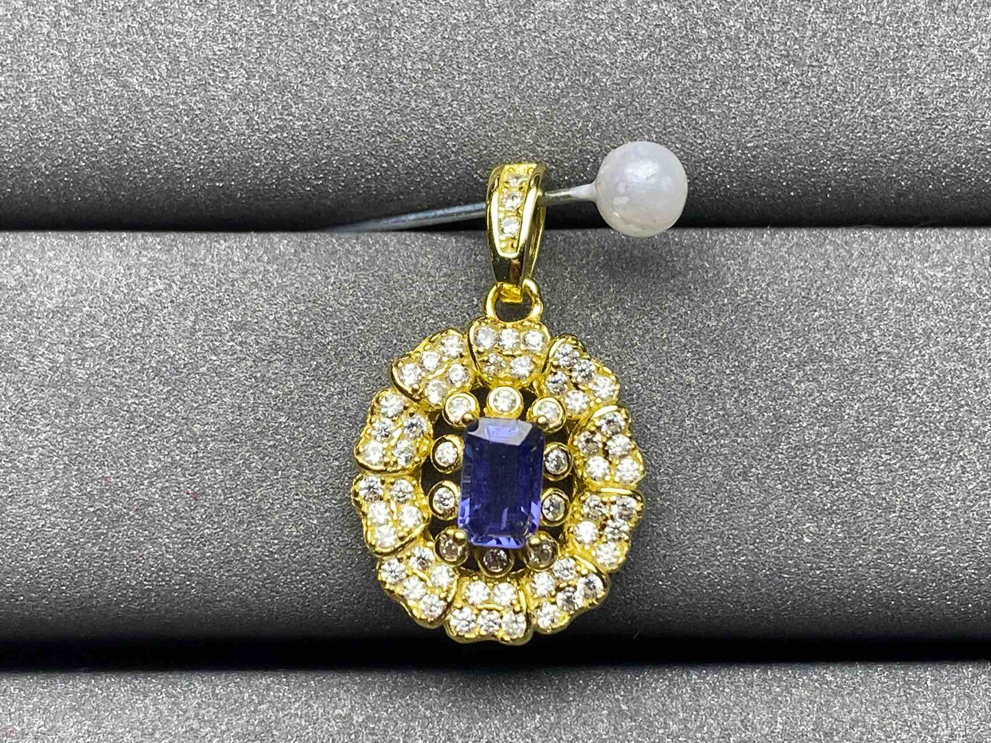 A1689 Cornflower Sapphire Pendant