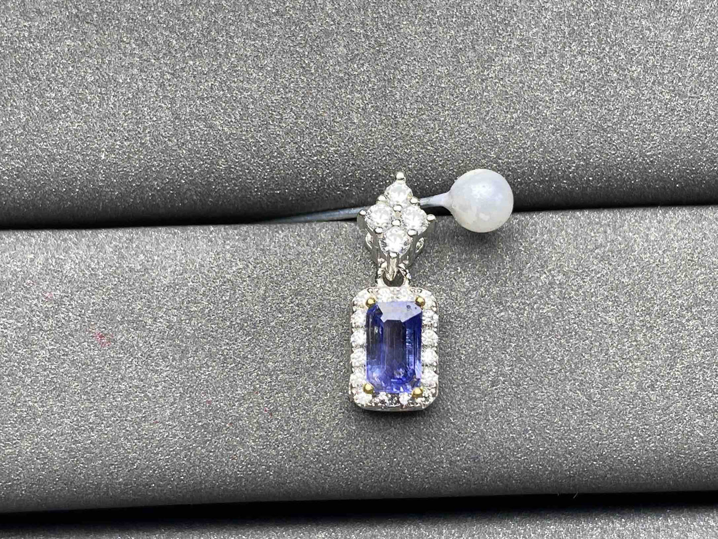 A1700 Cornflower Sapphire Pendant