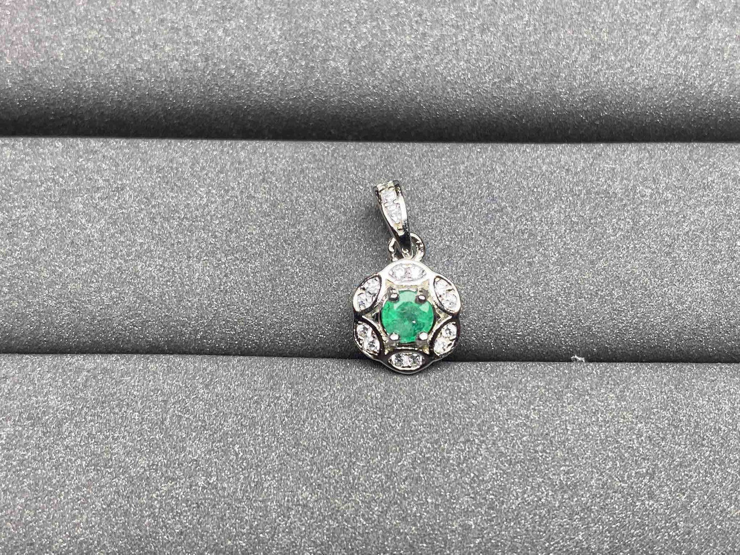 A286 Emerald Pendant