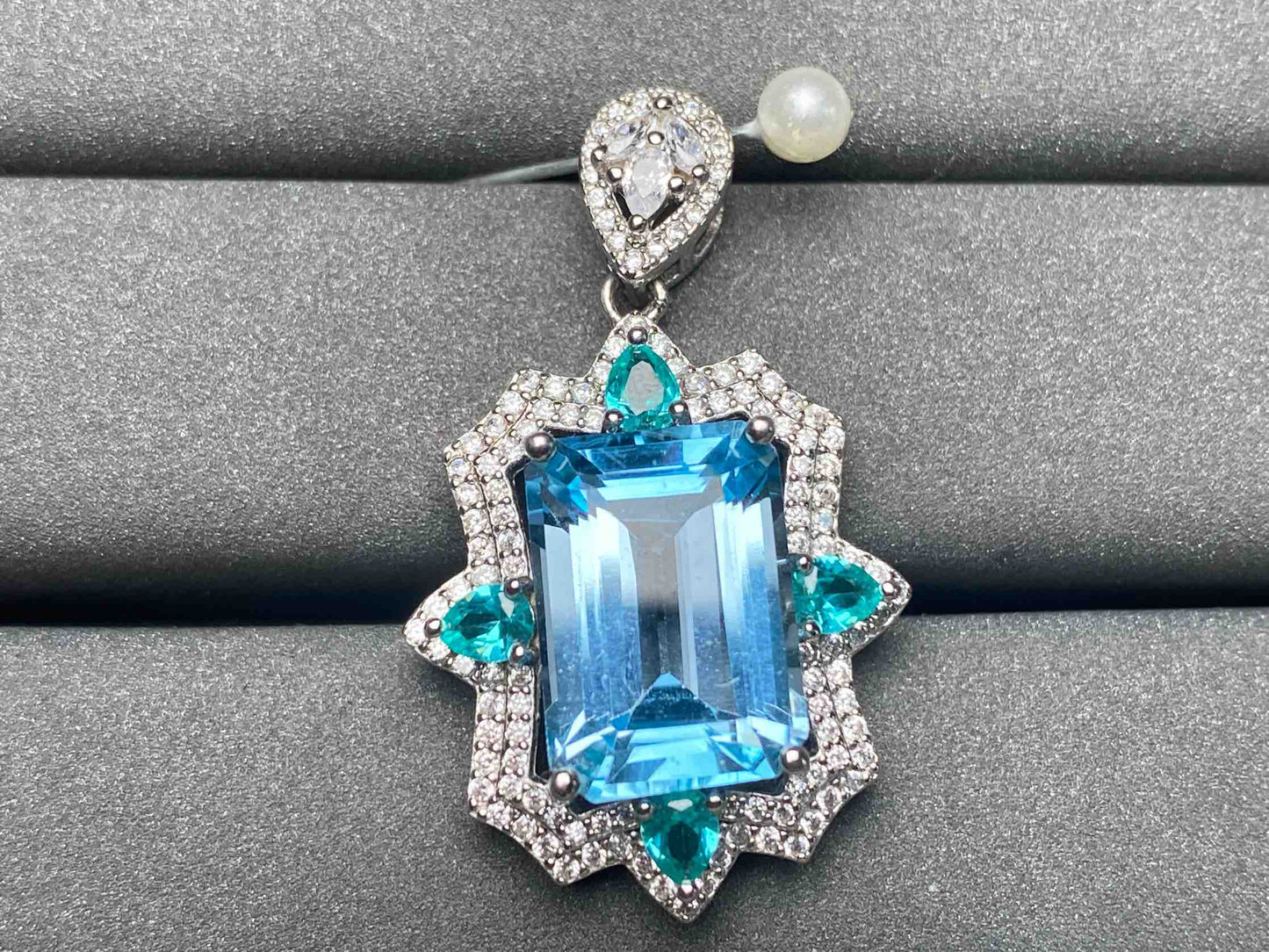 A3136 Topaz Pendant