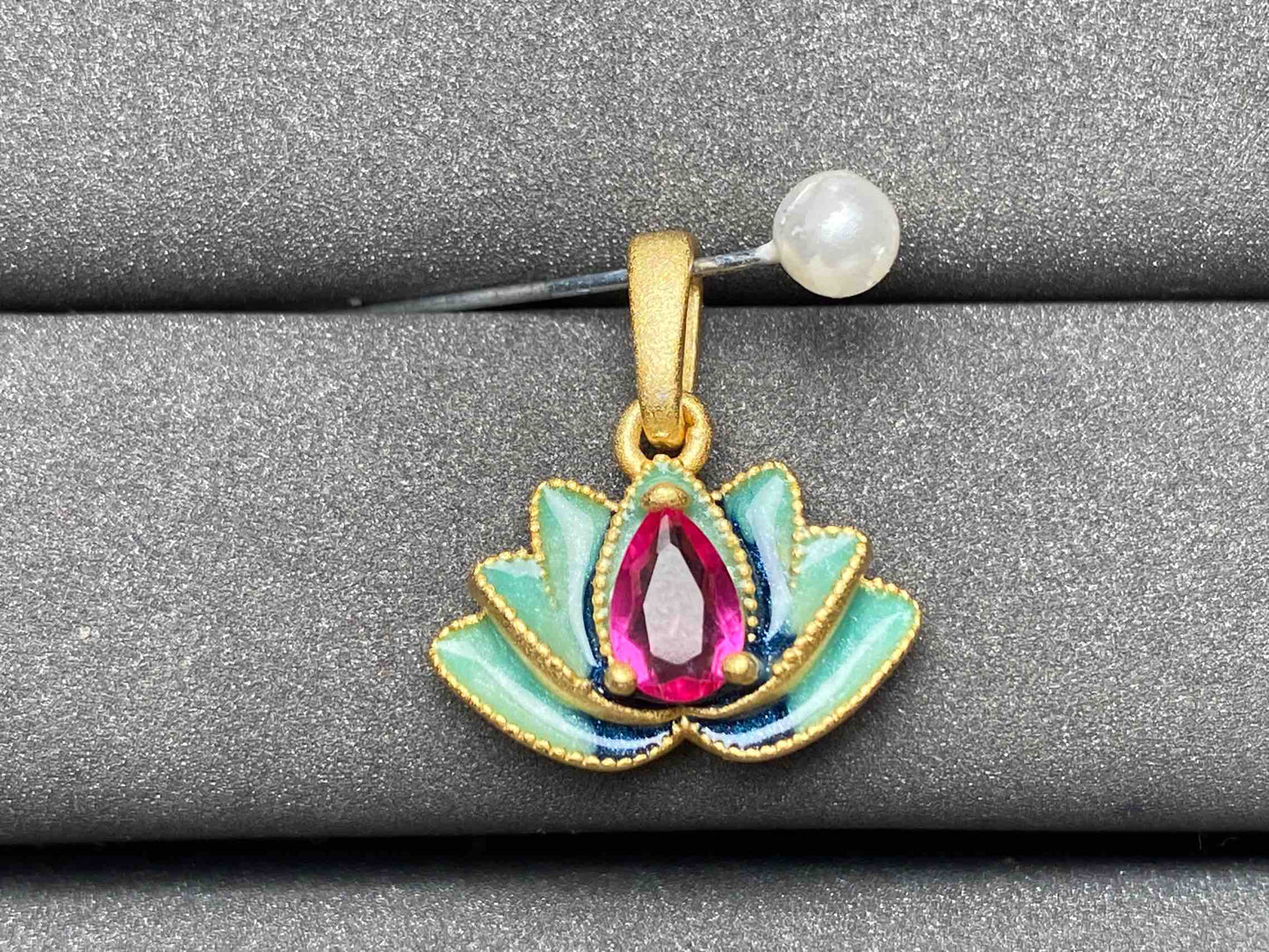 A3207 Topaz Pendant