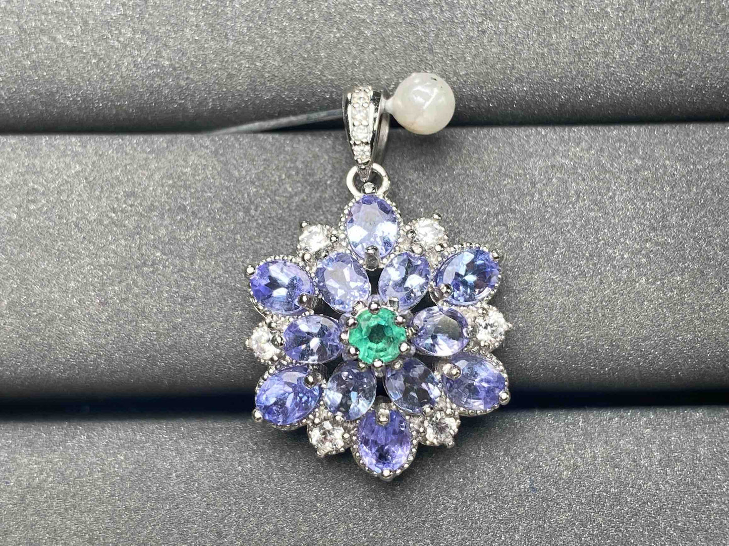 A3330 Emerald Pendant