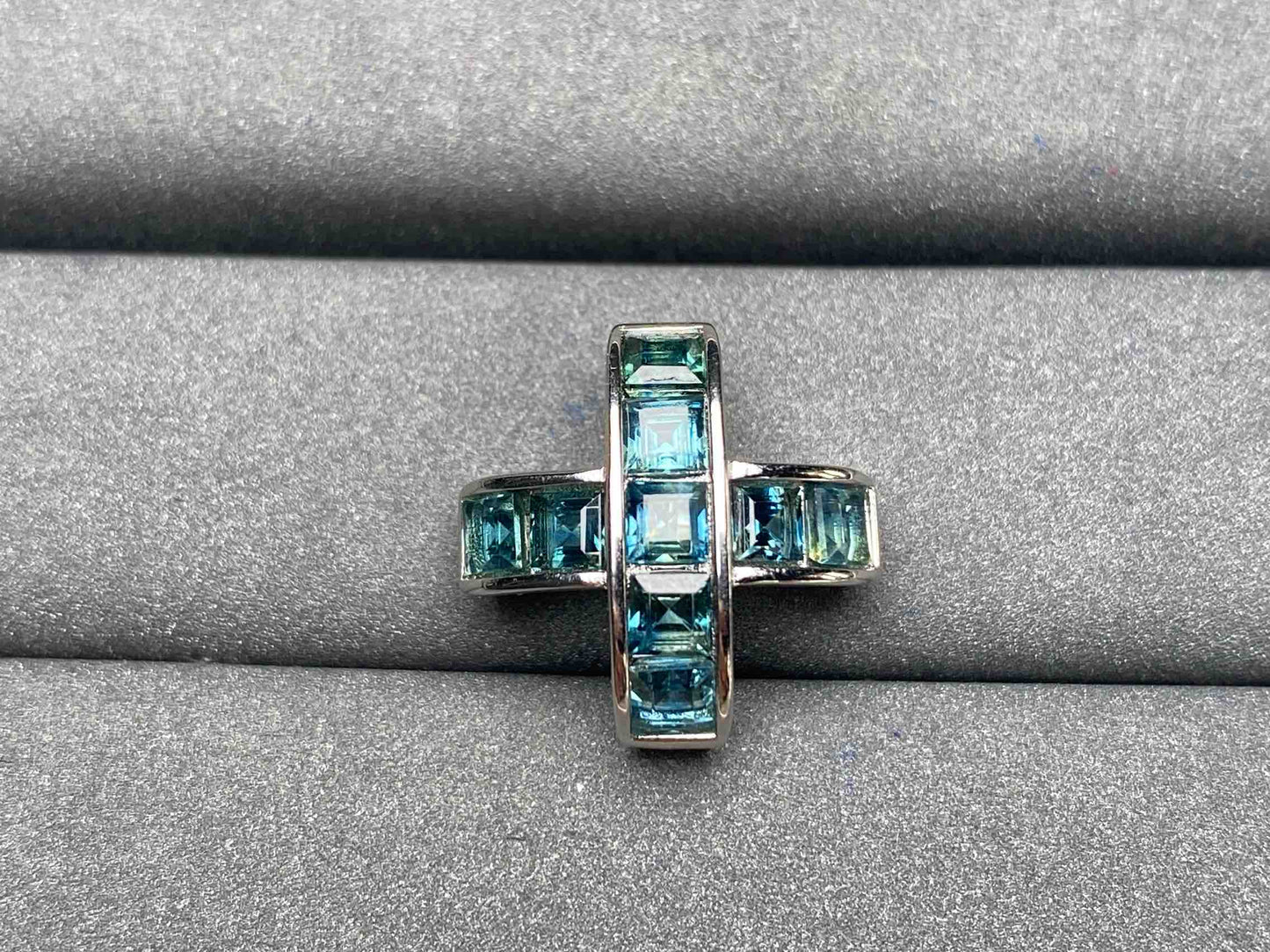A3979 Teal Sapphire Pendant