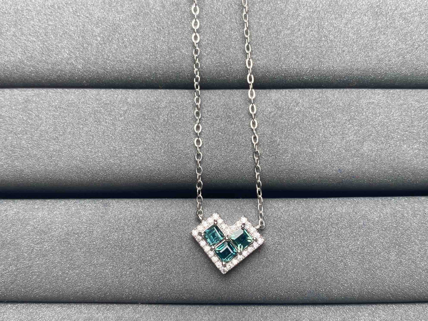 A3986 Teal Sapphire Necklace