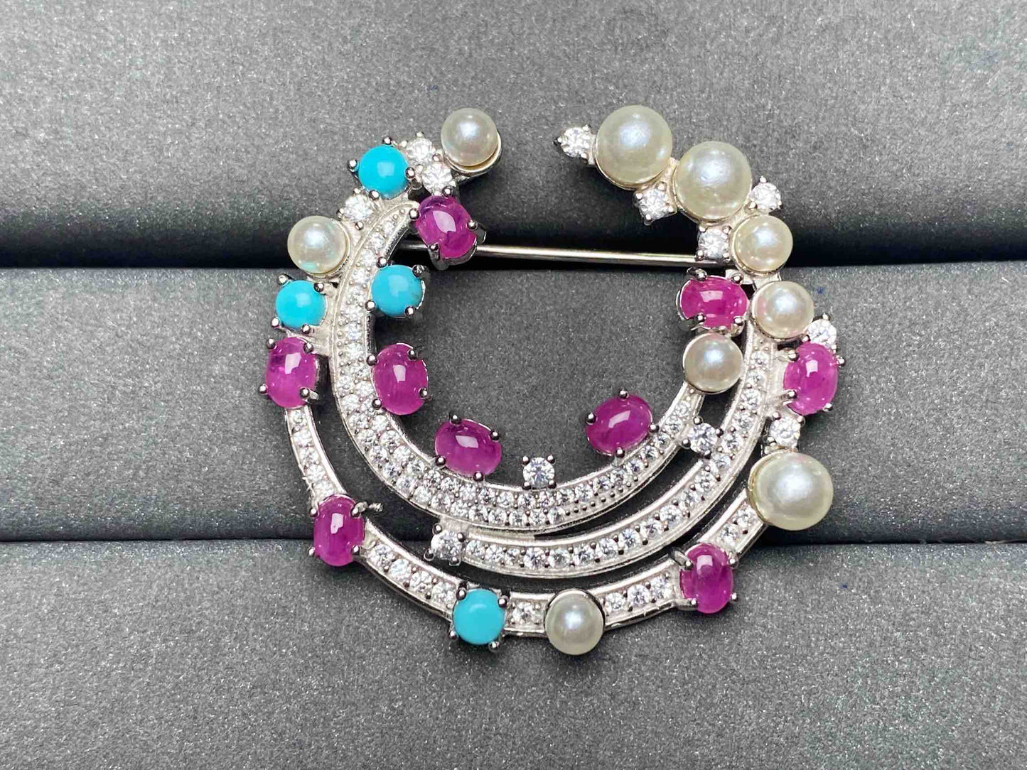 A4549 Ruby brooch