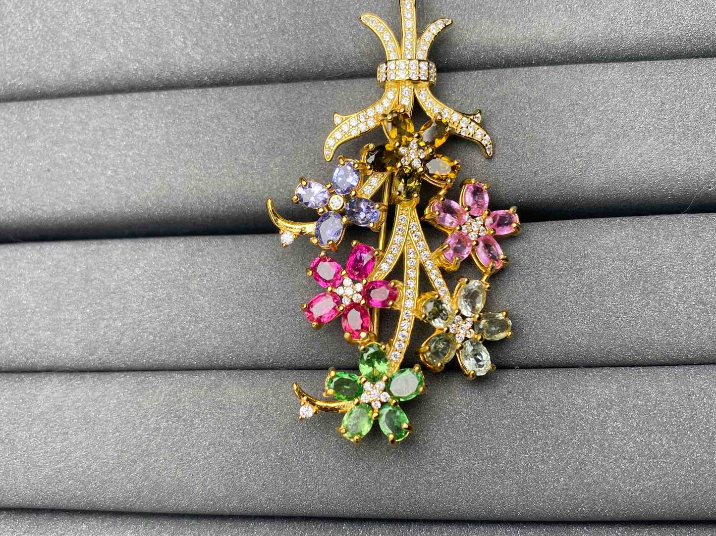A5622 Mixed brooch