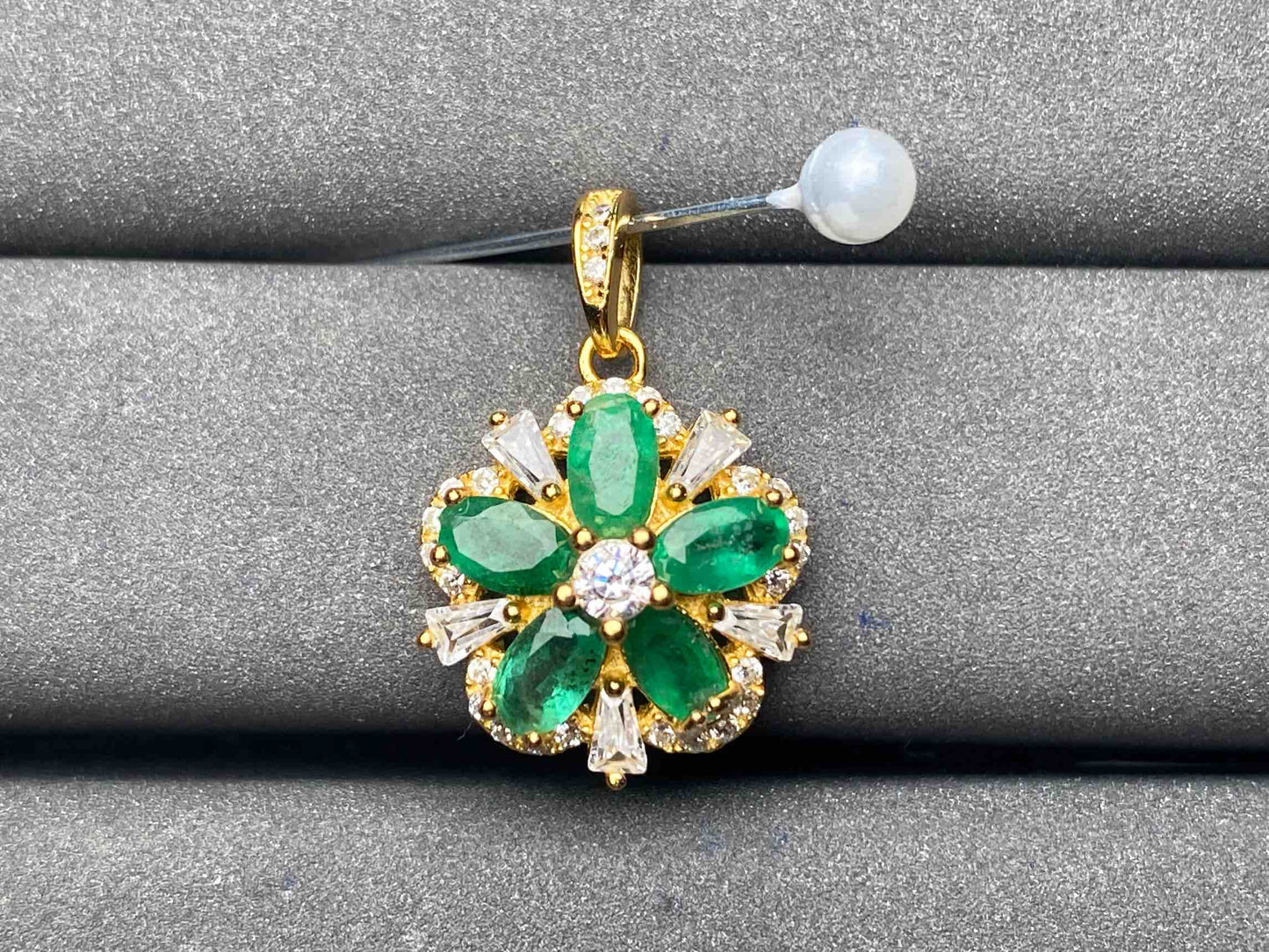 A6105 Emerald Pendant