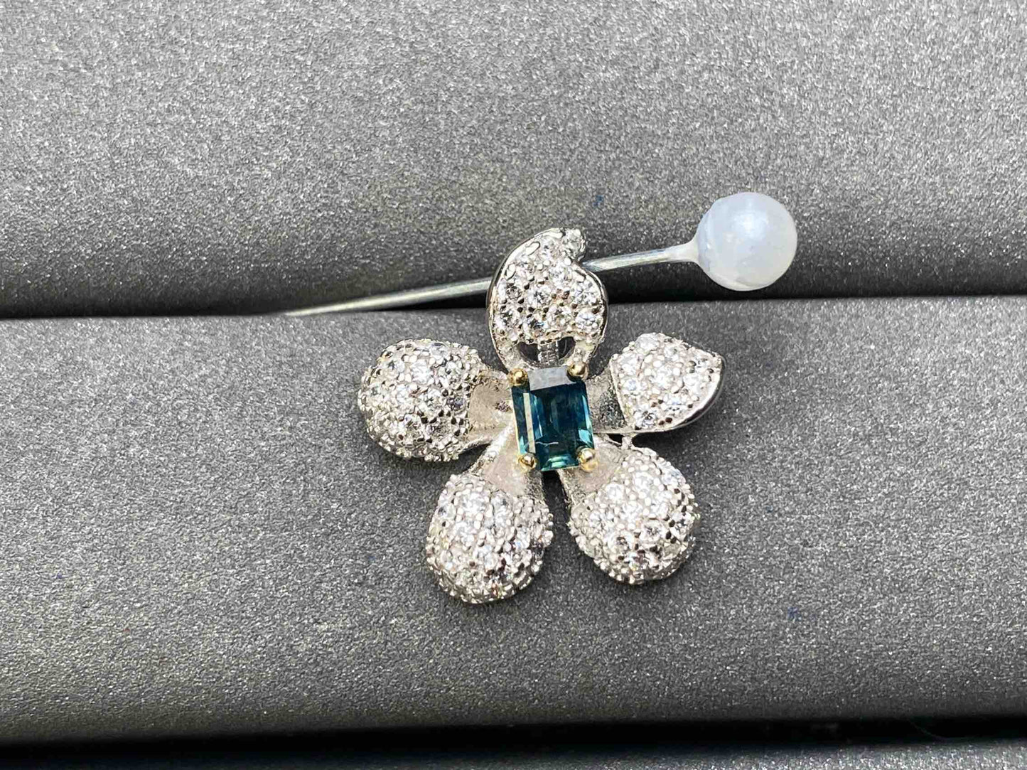 A6580 Teal Sapphire Pendant