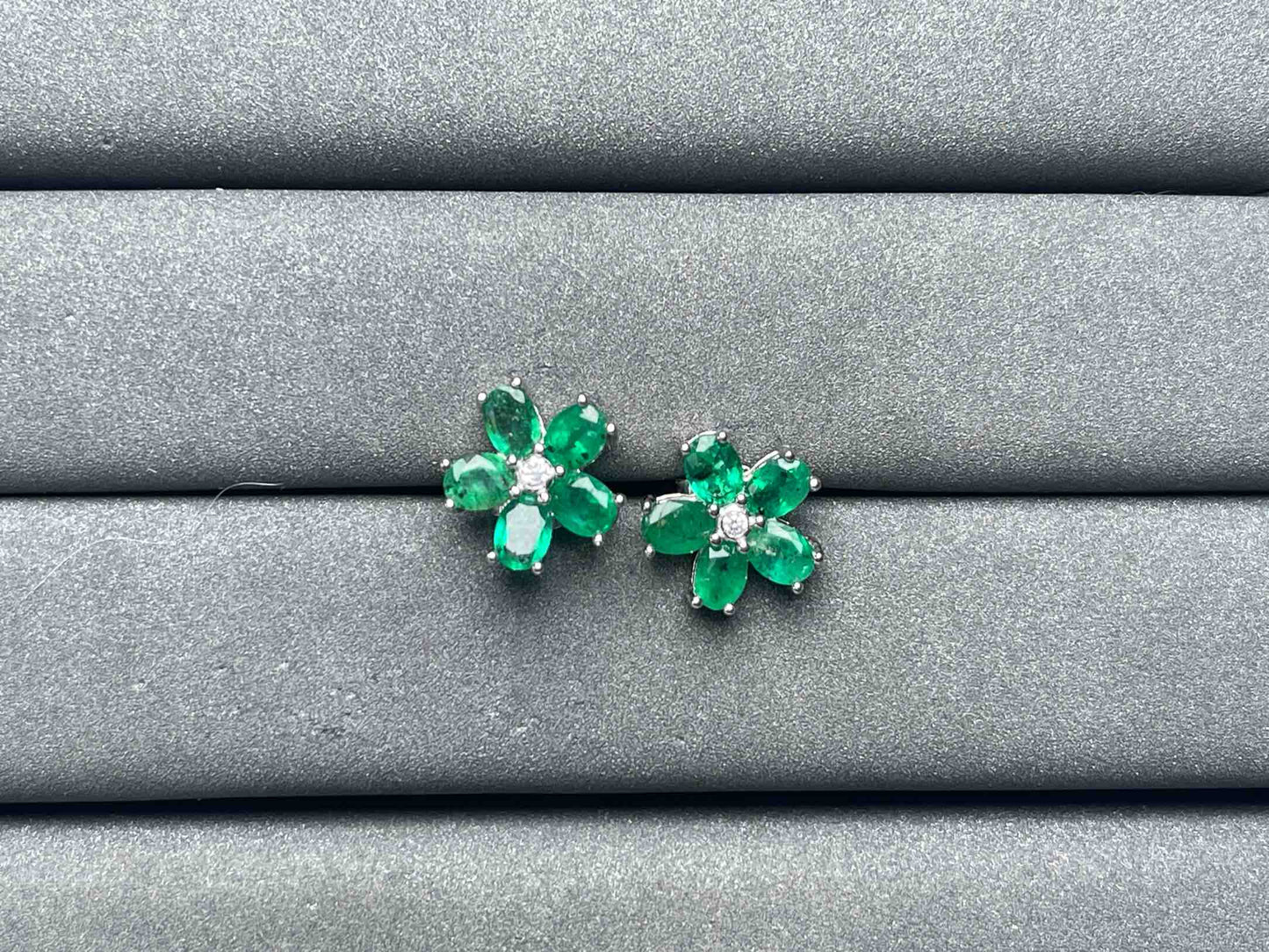 A7011 Emerald Earrings