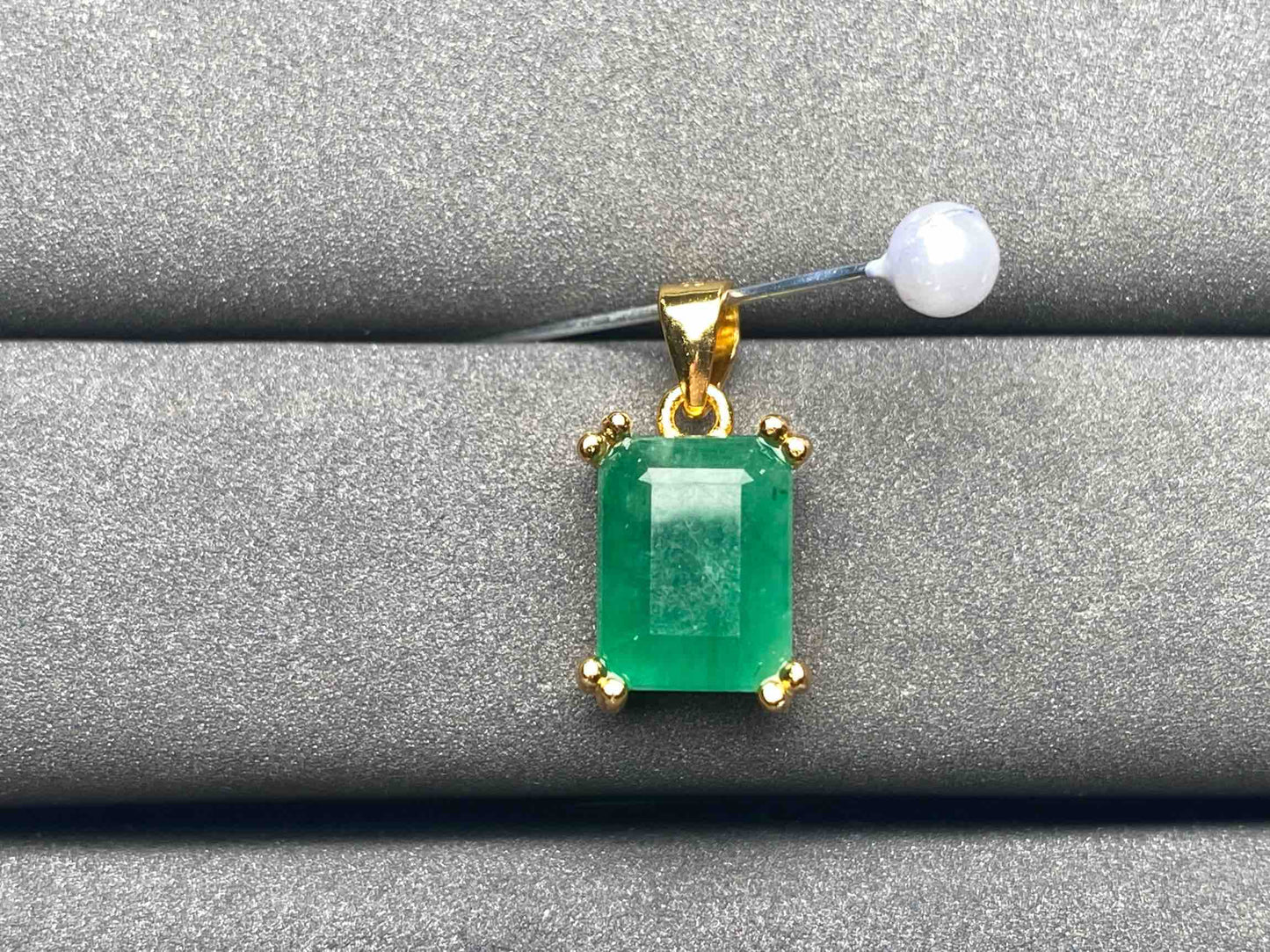 A7330 Emerald Pendant
