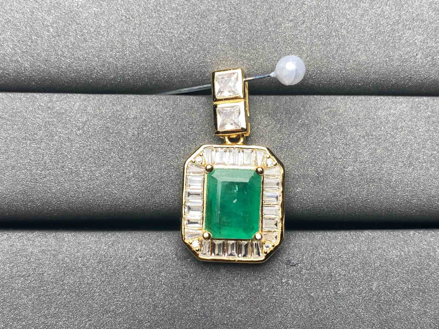 A7335 Emerald Pendant