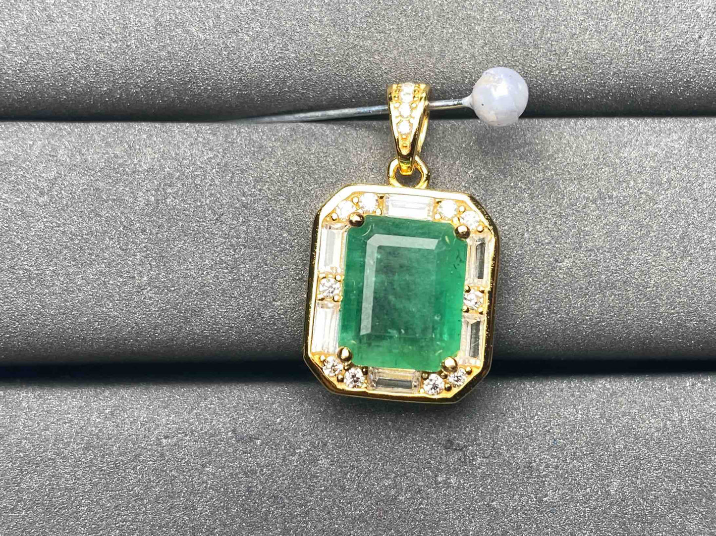 A7337 Emerald Pendant