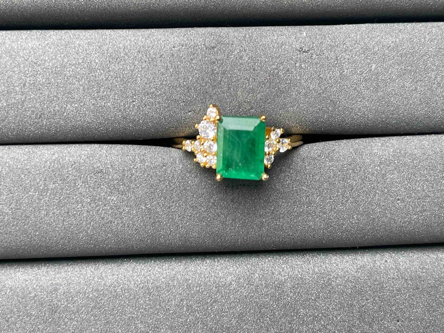 A7420 Emerald Ring