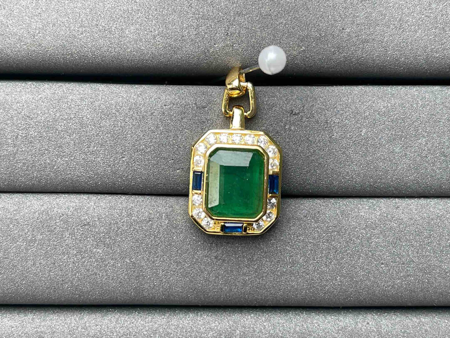 A7423 Emerald Pendant
