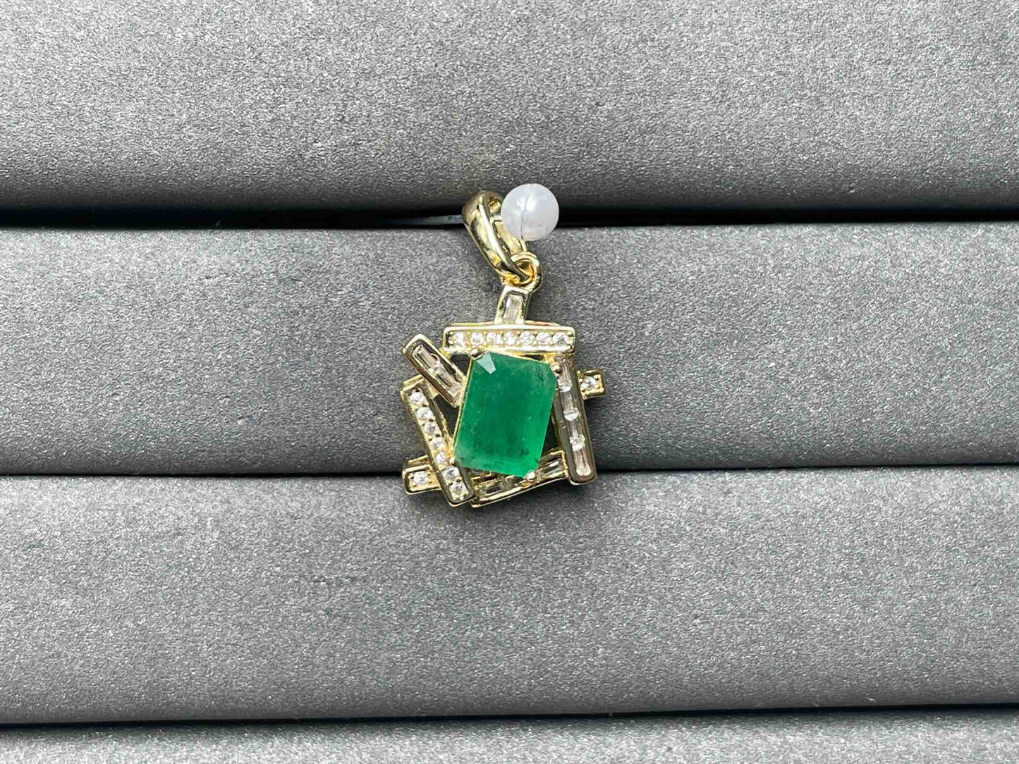 A7424 Emerald Pendant