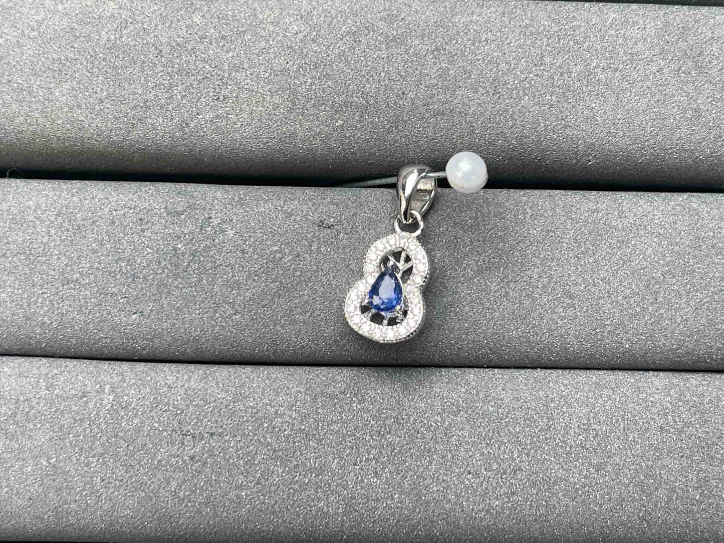 A7472 Sapphire Pendant