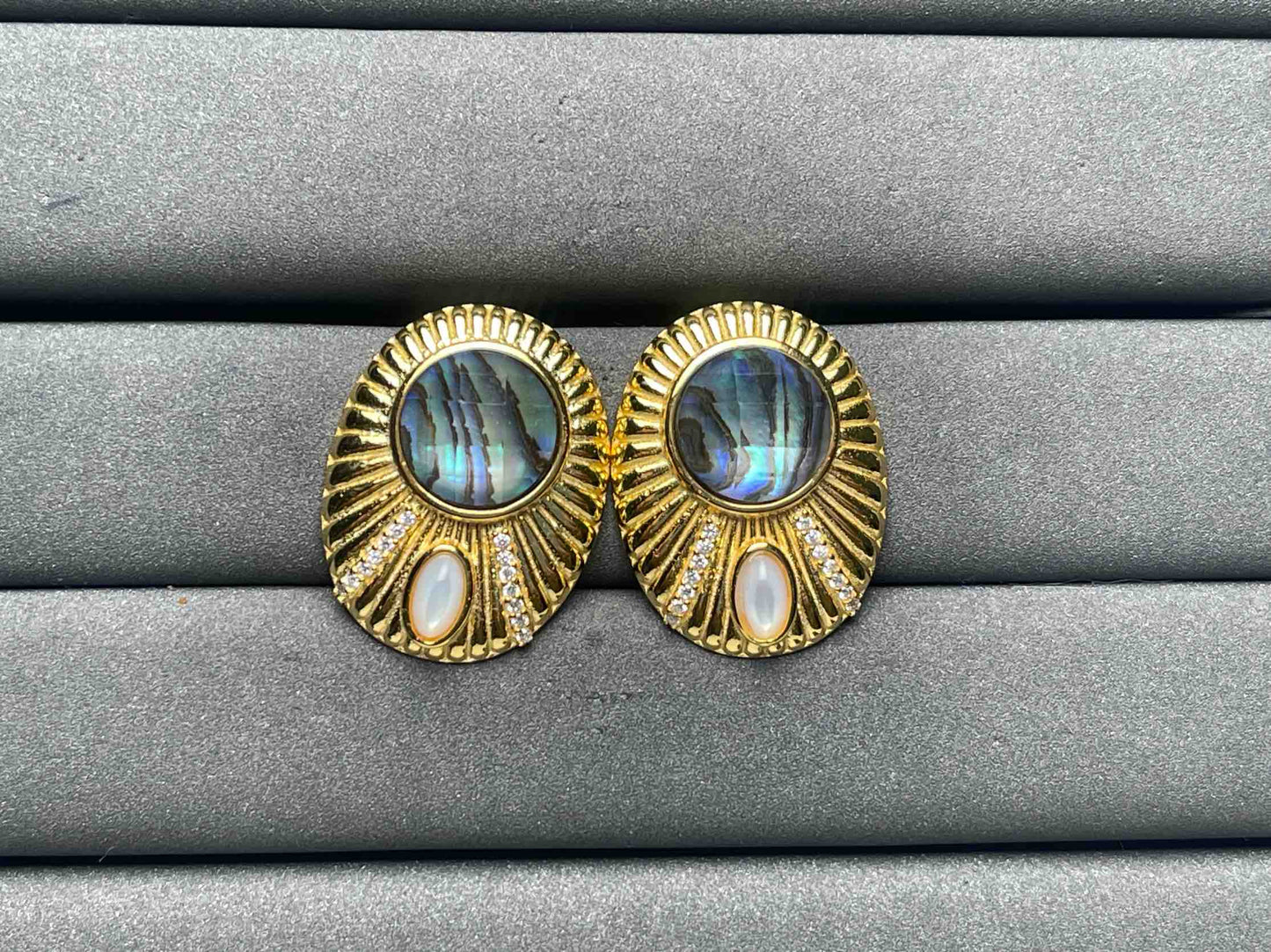 A8429 Black conch Earrings