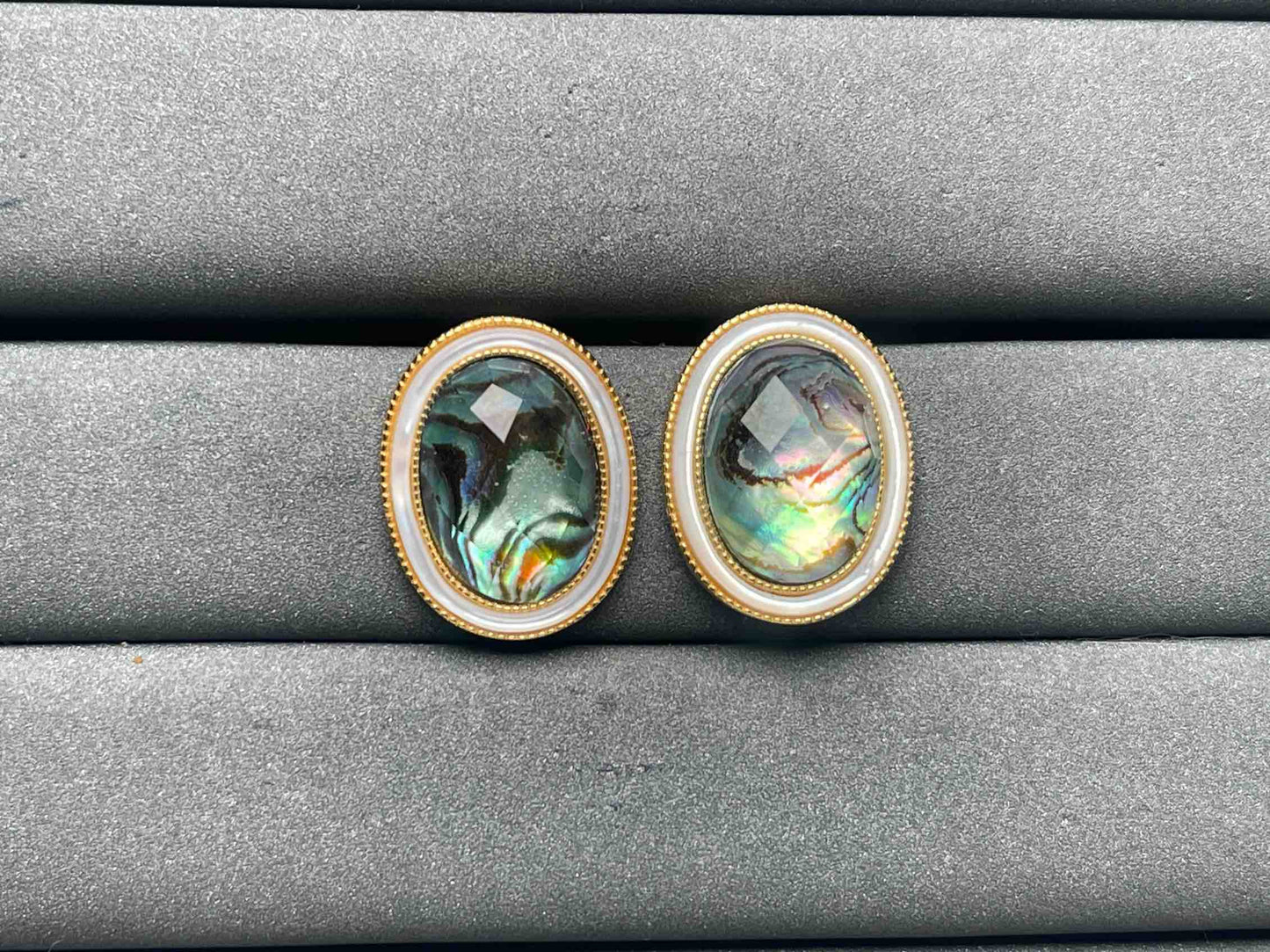 A8430 Black conch Earrings