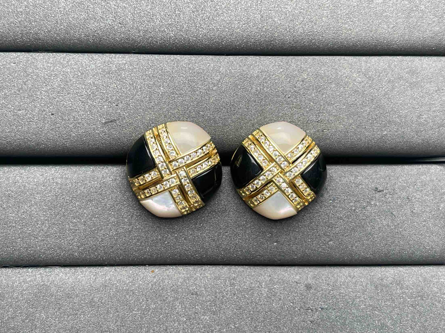 A8434 Black conch Earrings