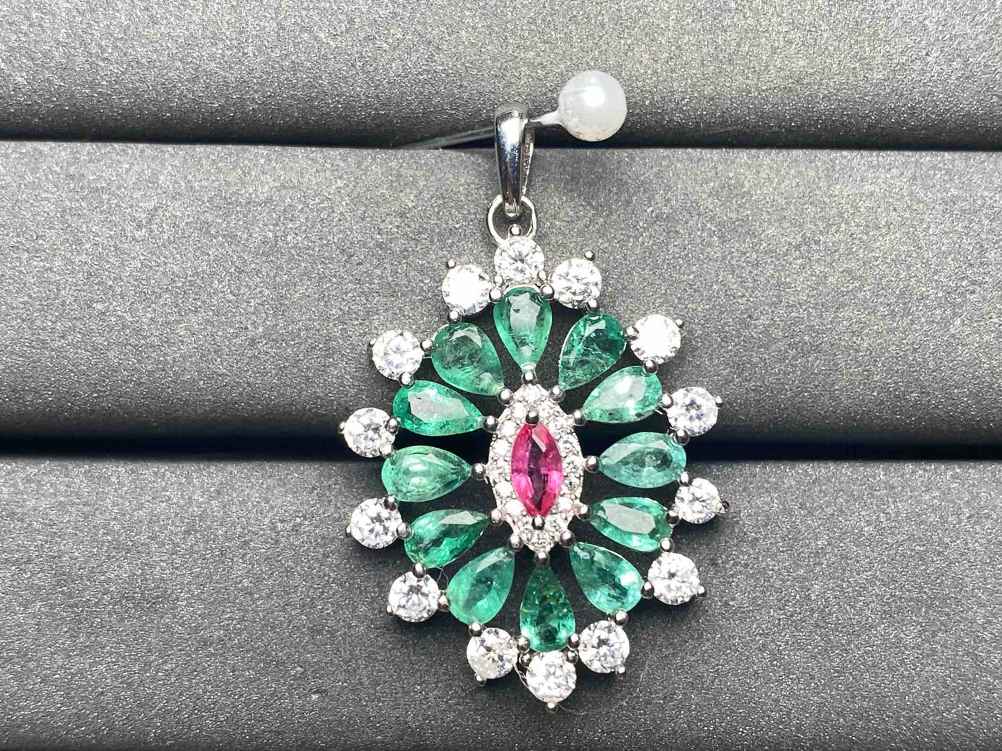 A8539 Emerald Pendant