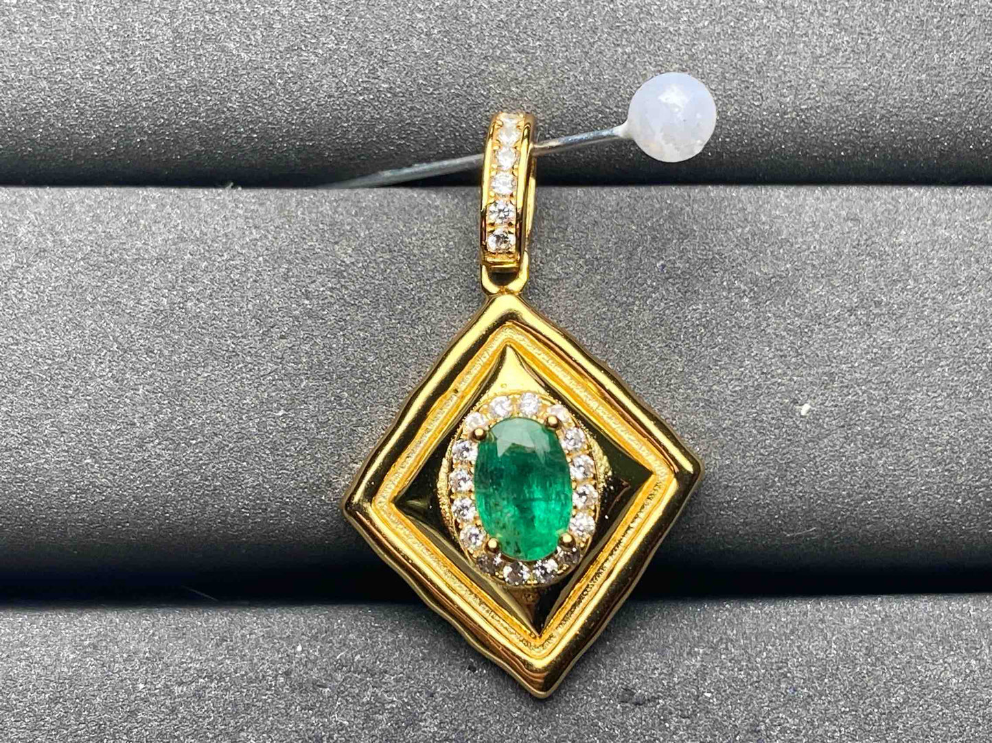 A8762 Emerald Pendant