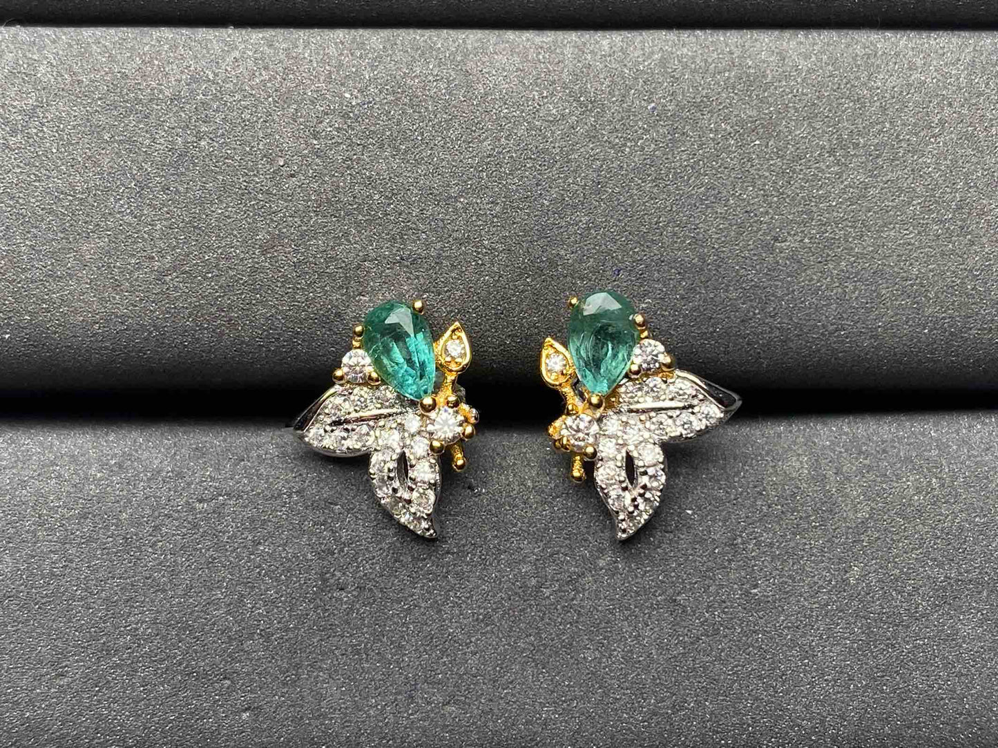 A8868 Emerald Earrings