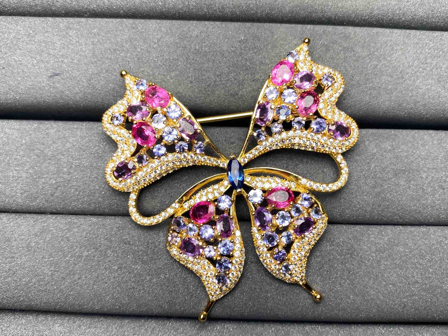 A8897 Ruby brooch