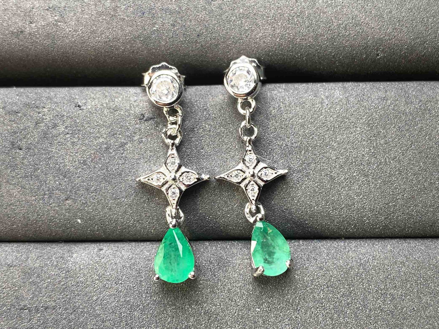 A8920 Emerald Earrings