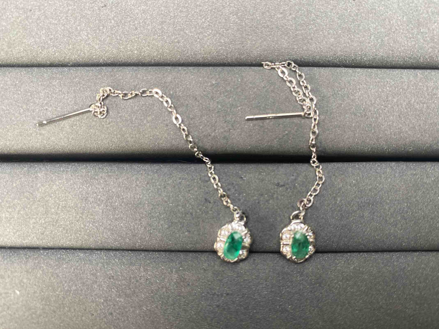 A8930 Emerald Earrings