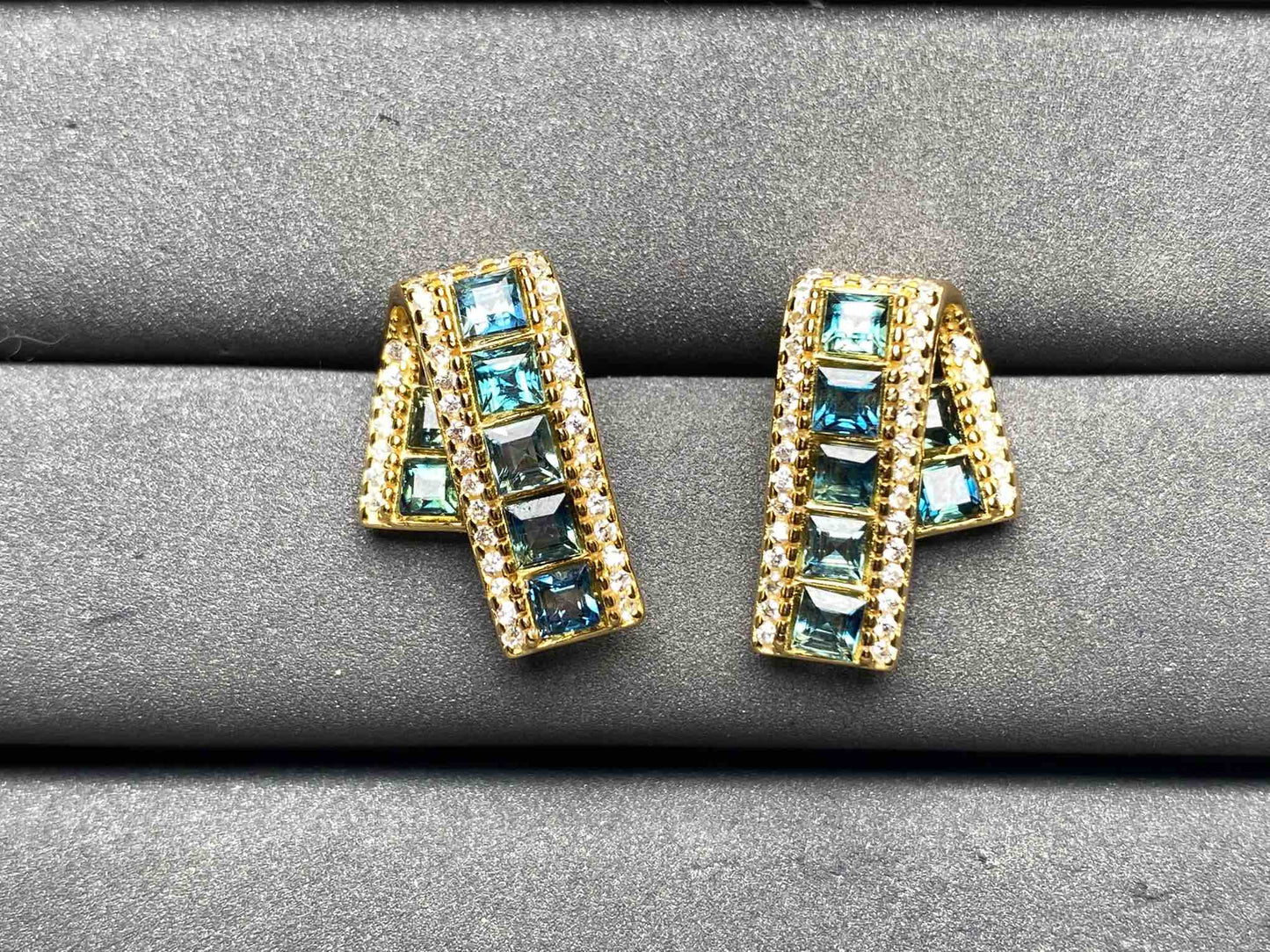 A9052 Teal Sapphire Earrings