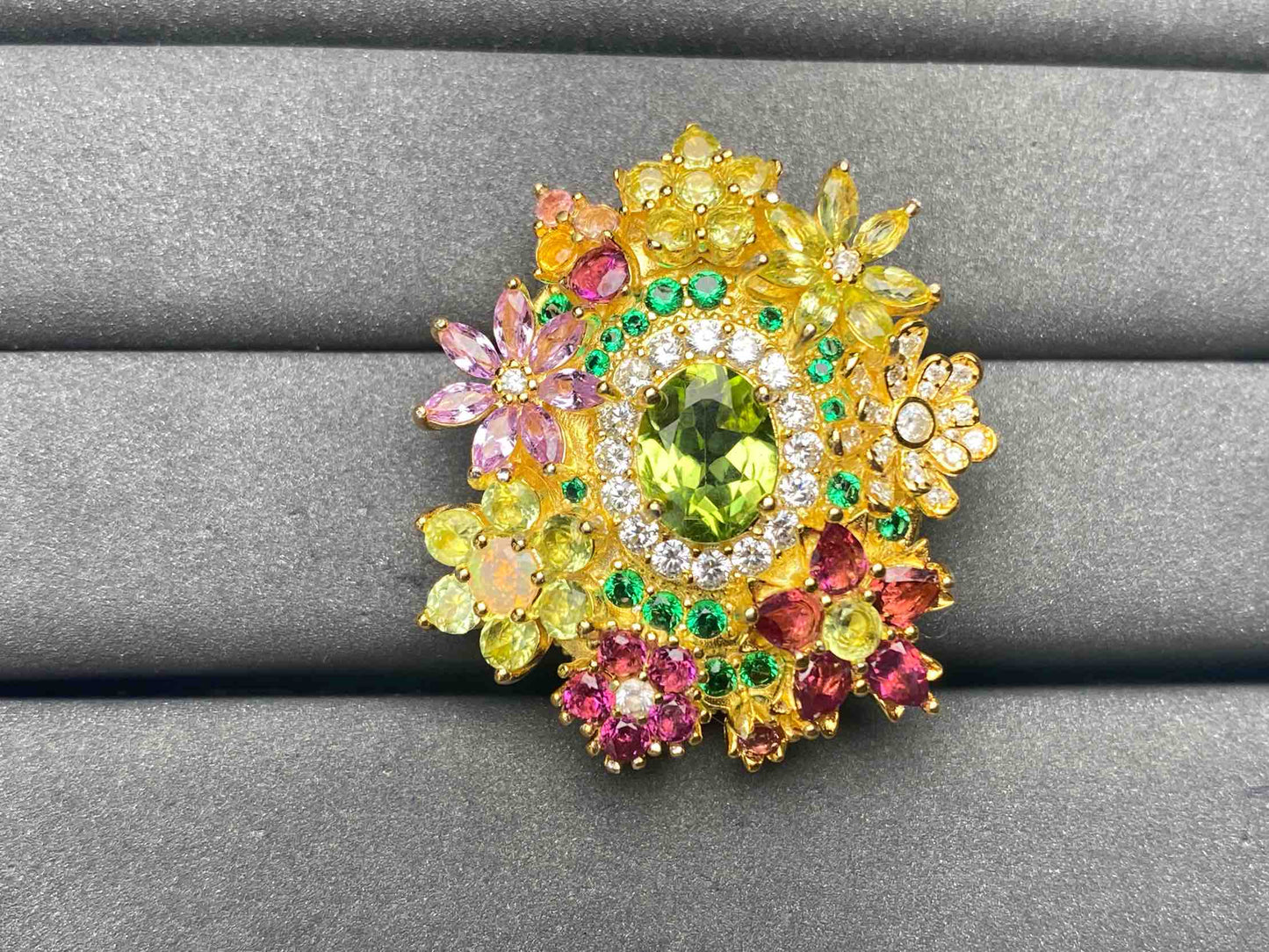 A9131 Peridot brooch