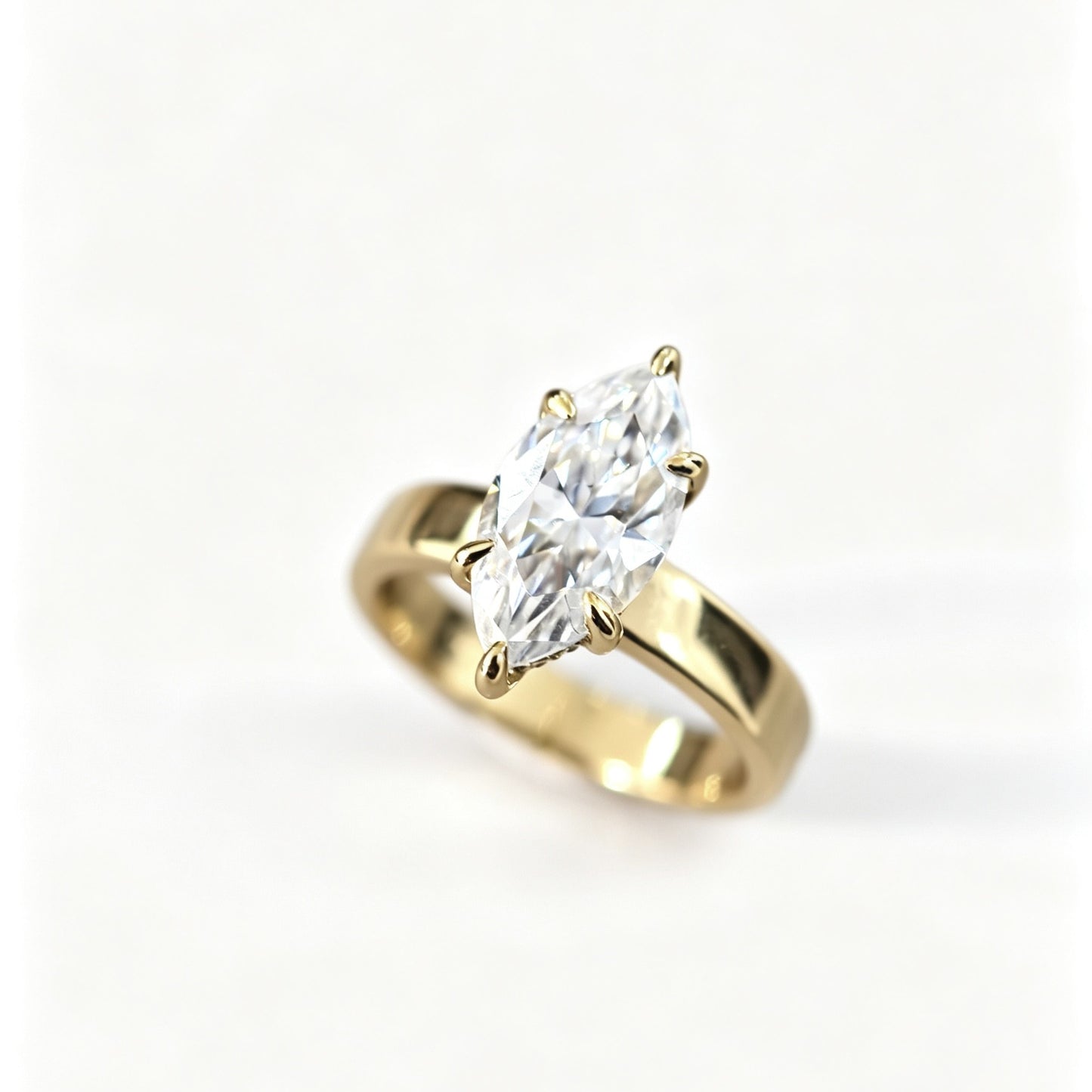 EE016 S925 Silver Ring Clear Moissanite