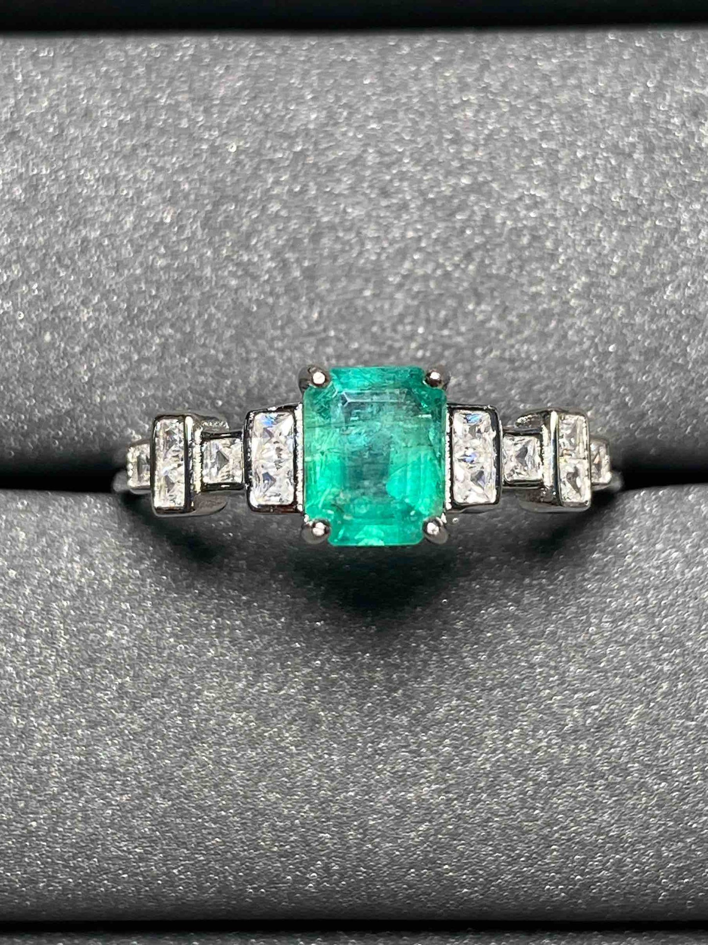 2528 Emerald Ring