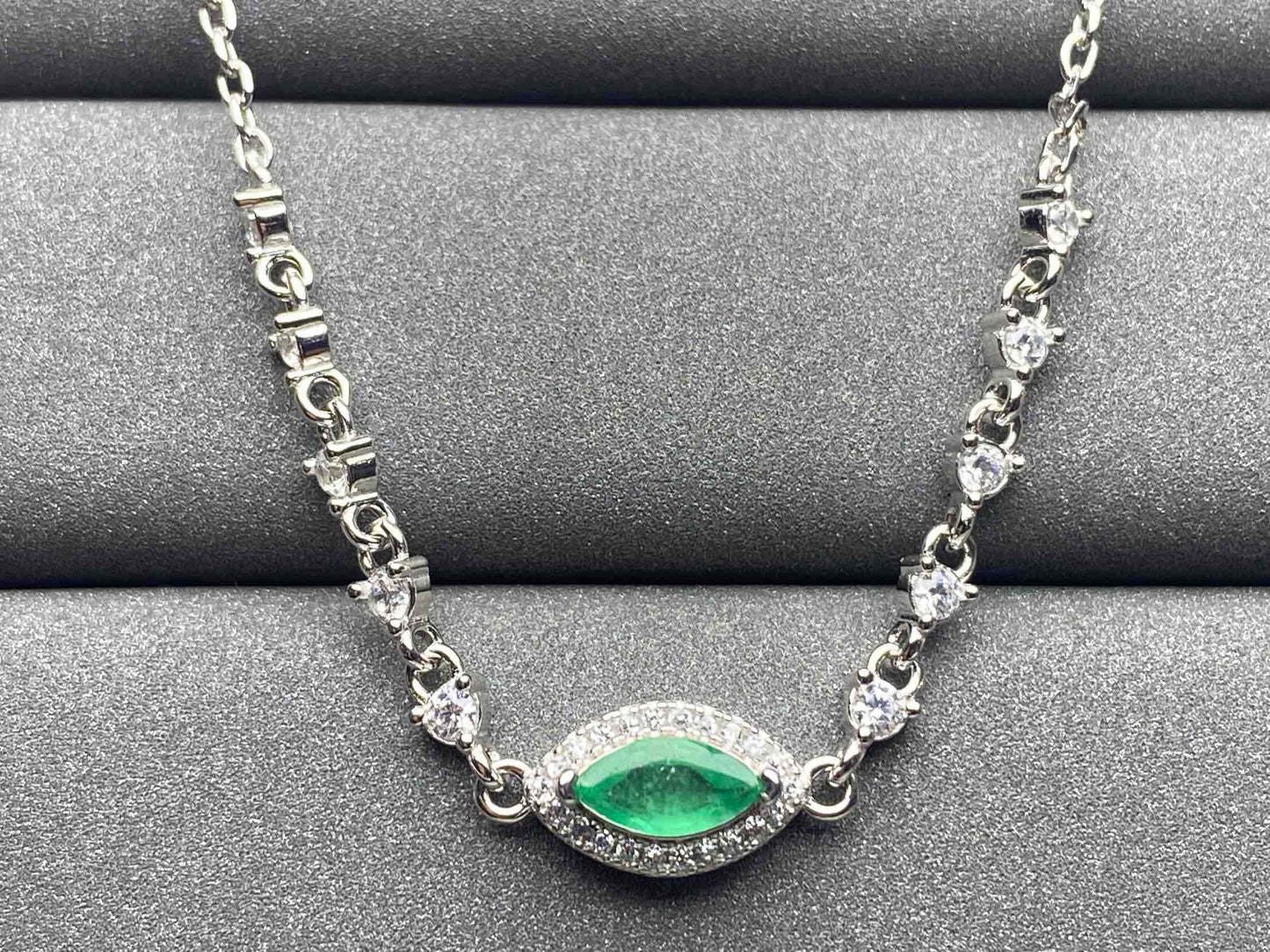 3251 Emerald Bracelet