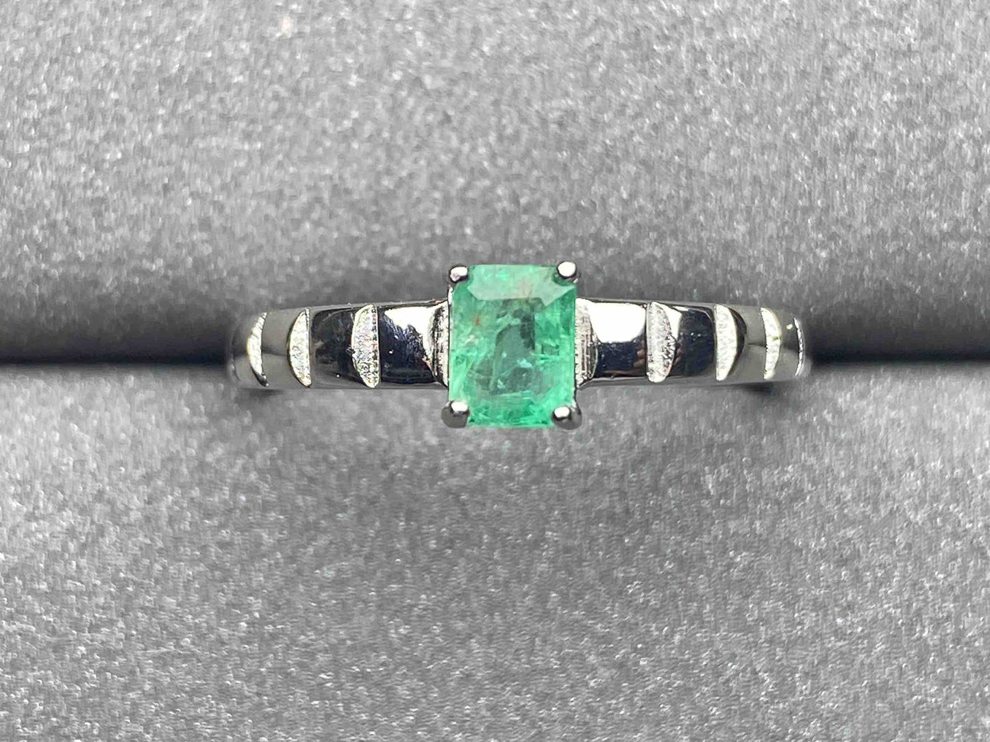 3288 Emerald Ring