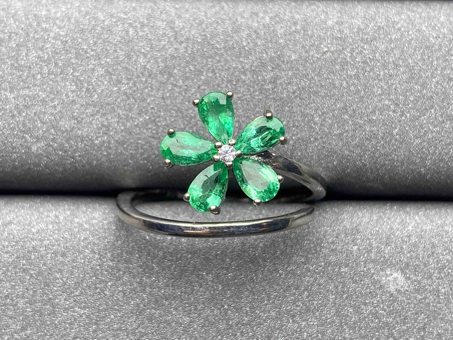 4660 Emerald Ring